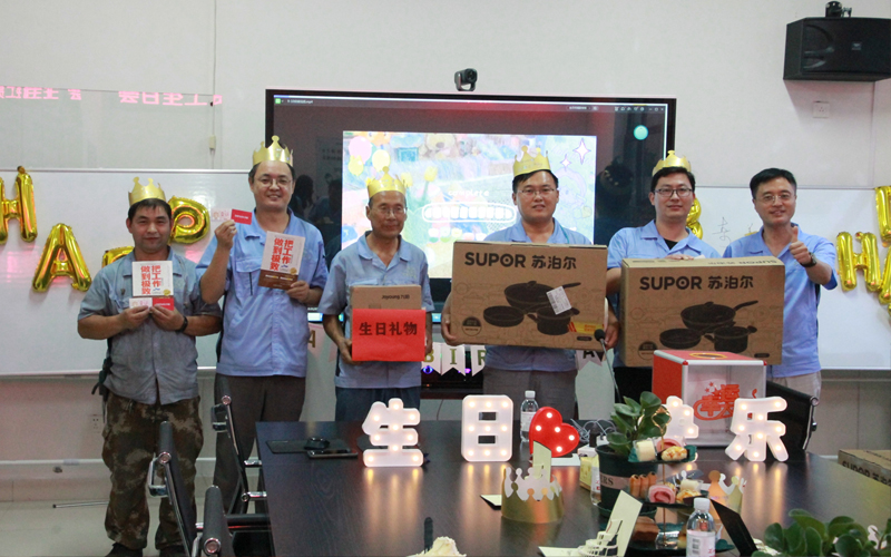 抽獎(jiǎng)環(huán)節(jié)，王總頒獎(jiǎng)