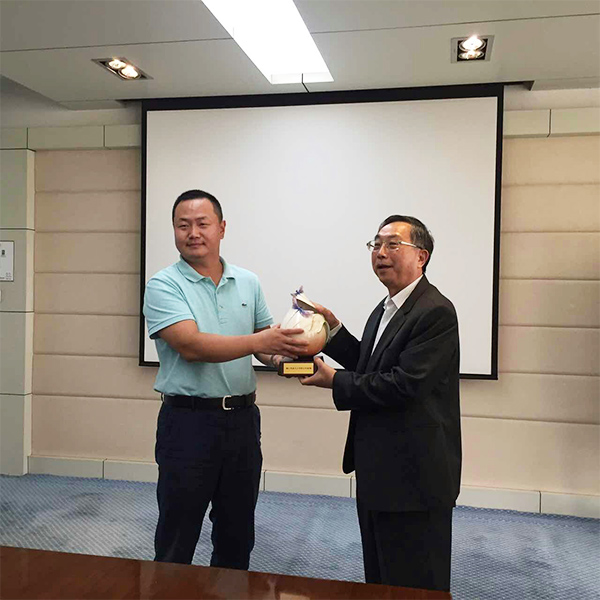 歌爾股份副董事長(zhǎng)、總裁姜龍先生與奇美許春華董事長(zhǎng)互贈(zèng)禮品