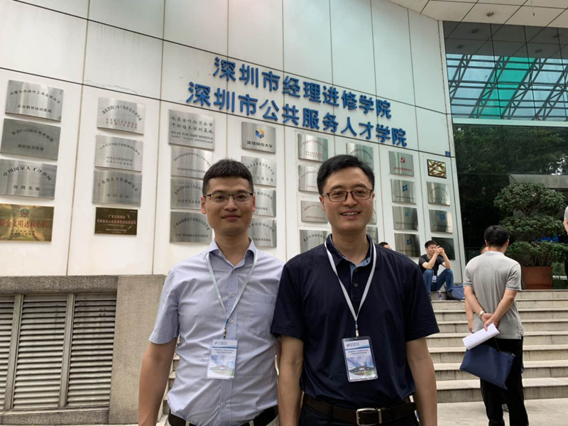 中新華美總經理王東先生應青島城陽區(qū)政府科技局邀請到深圳參加經理進修學習，與青島順威總經理謝峰先生合影留念