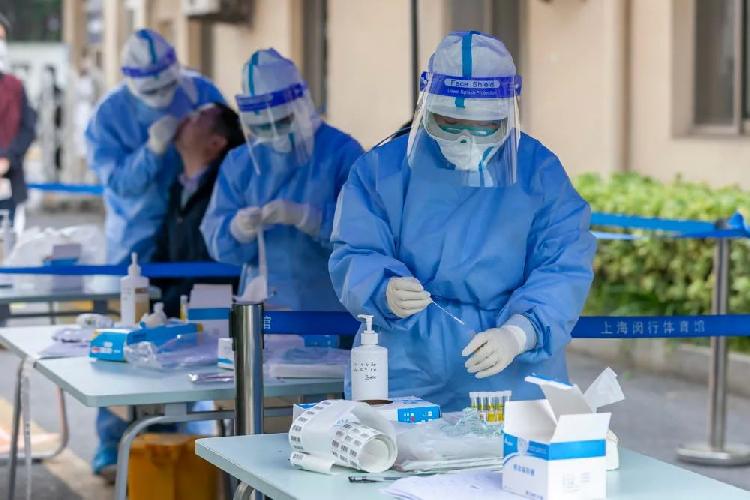 筑牢疫情防控線，青島中新華美為您定制生產(chǎn)核酸檢測用試劑卡殼料!