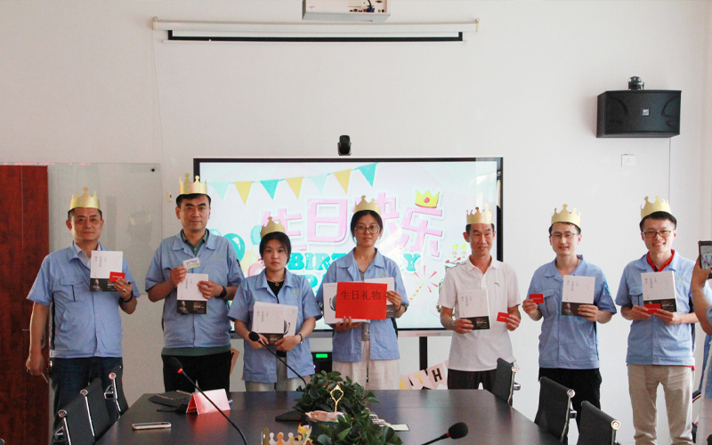 公司為大家準(zhǔn)備了書(shū)籍和禮物——《工作是最好的修行》