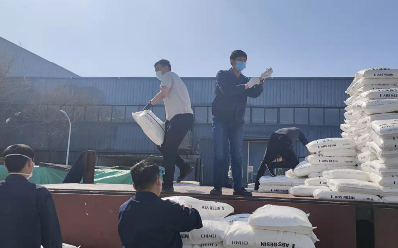 為落實(shí)封閉式管理，謝絕了外包裝卸隊(duì)入場(chǎng)，3月14日青島中新華美總經(jīng)理助理韓學(xué)林、張彩城親自帶領(lǐng)同事裝卸物料200余噸