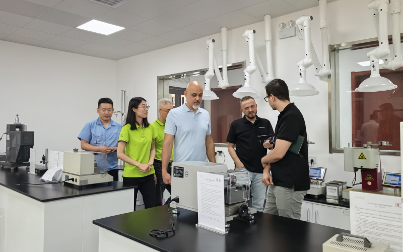 國外客戶參觀改性塑料廠研發(fā)實驗室