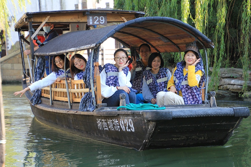 坐上西塘的搖擼船，體驗(yàn)了水鄉(xiāng)西塘的慢時(shí)光