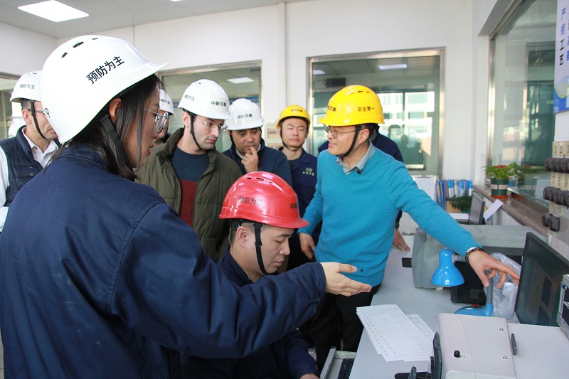 西班牙汽車注塑廠參觀生產(chǎn)一線---青島中新華美塑料有限公司
