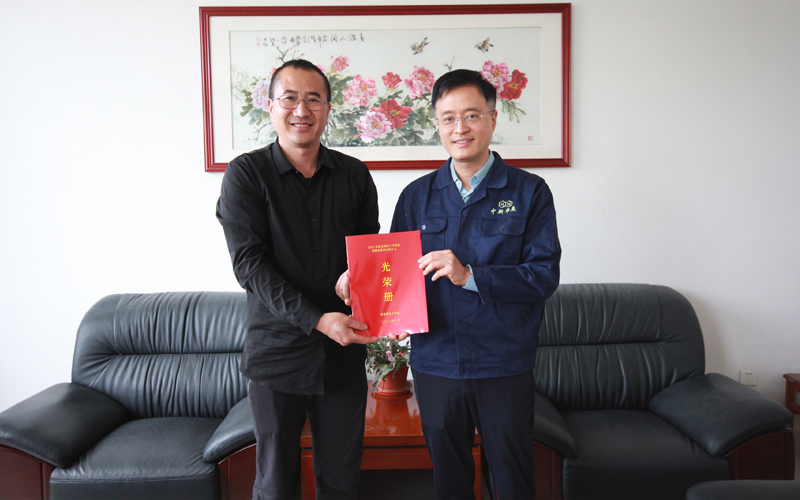 城陽區(qū)紅十字會副會長修玉義為中新華美總經(jīng)理王東頒發(fā)光榮冊