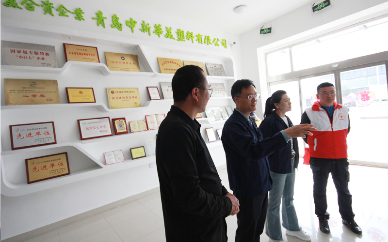 城陽區(qū)紅十字會副會長修玉義一行參觀青島中新華美展廳