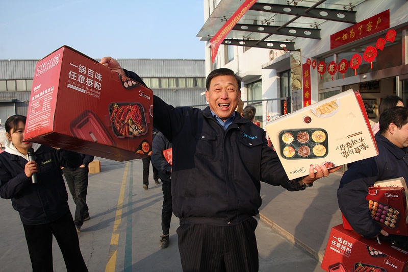 青島中新華美小伙伴們抱著獎(jiǎng)品滿(mǎn)載而歸