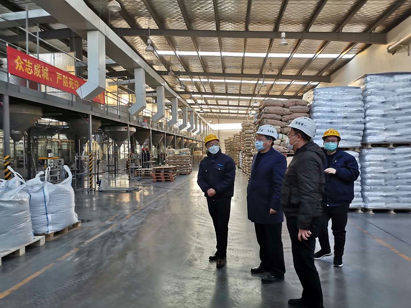 城陽區(qū)工信局領(lǐng)導現(xiàn)場講解有關(guān)惠企政策