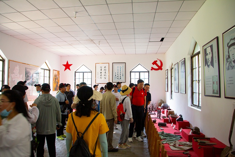 青島中新華美員工參觀地雷戰(zhàn)紀念館