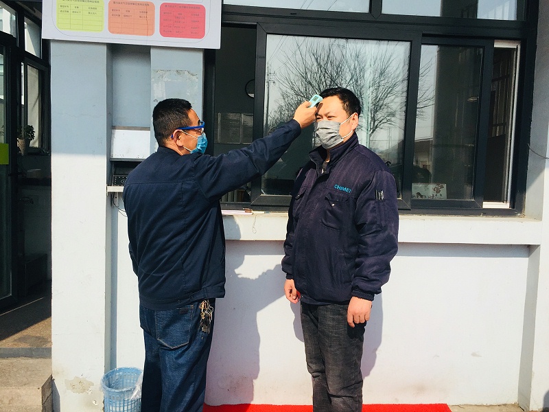 進入公司人員進行嚴密測溫、消毒