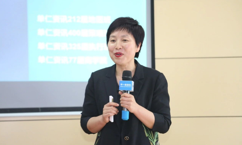 （青島牛商匯執(zhí)行會長、諸城市宏利圣得環(huán)?？萍加邢薰究偨?jīng)理-李秀梅做分享）