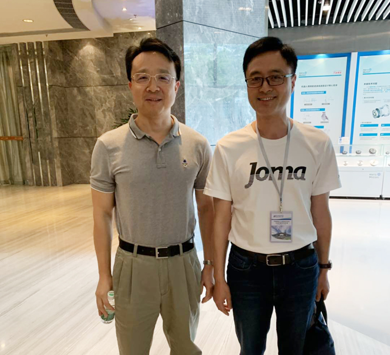 中新華美總經(jīng)理王東先生并與大族激光科技產(chǎn)業(yè)集團(tuán)股份有限公司董事長助理、監(jiān)事會主席王磊先生進(jìn)行合影留念。