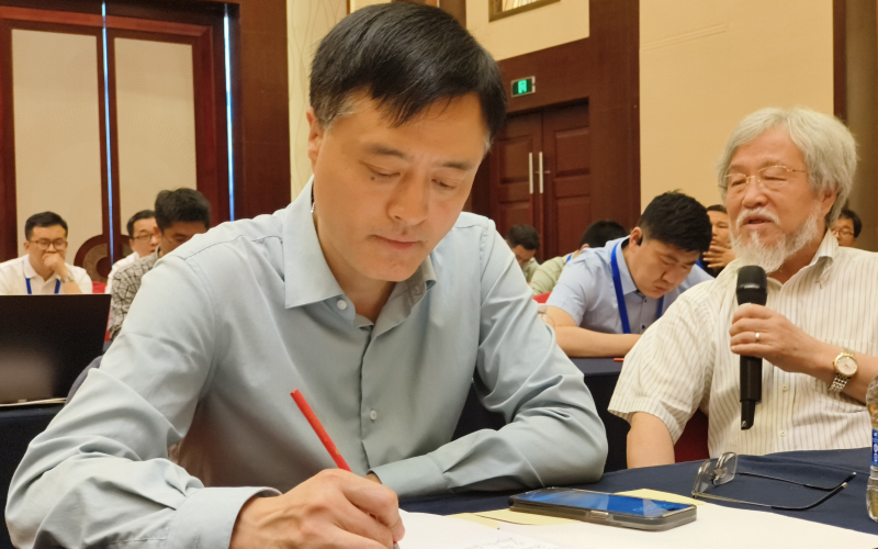 《塑料工業(yè)》理事會副理事長、第10屆編委會編委、青島中新華美總經(jīng)理王東