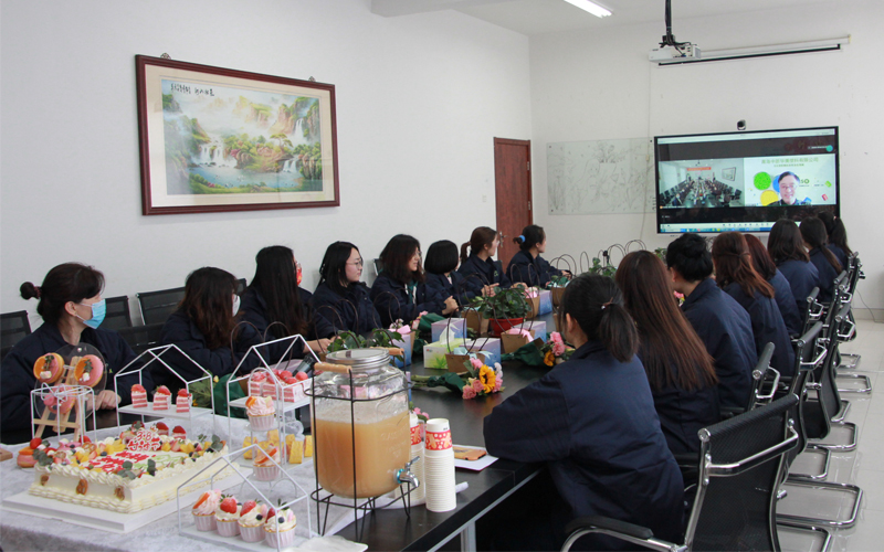 公司王東總經(jīng)理在隔離期間依舊不忘給大家準(zhǔn)備節(jié)日禮物、送上祝福！