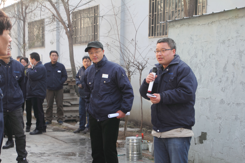 安全員對工務(wù)?；穫}庫的消防做點(diǎn)評