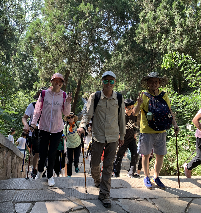 中新華美總經(jīng)理王總帶隊攀爬泰山正式開始