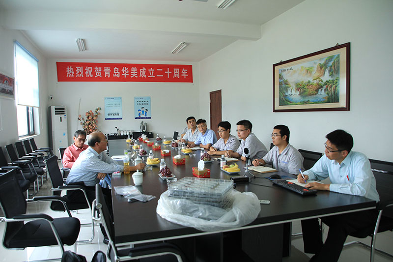 公司副董事長、臺灣奇美研發(fā)總處薛東弼副總經(jīng)理做技術(shù)指導