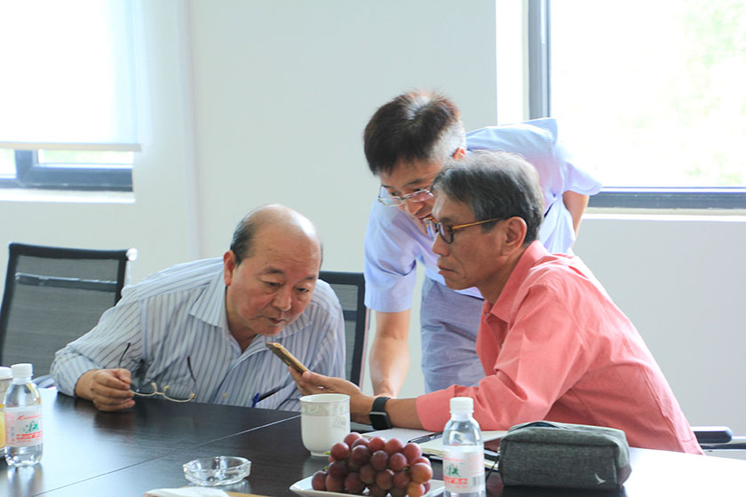 公司副董事長、臺灣奇美研發(fā)總處薛東弼副總經(jīng)理做技術(shù)指導