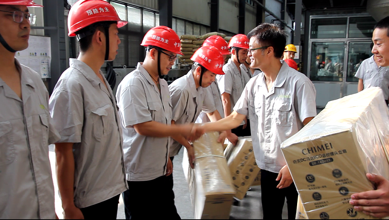 王總為獲獎(jiǎng)隊(duì)伍頒獎(jiǎng)-中新華美，您身邊的改性塑料專家